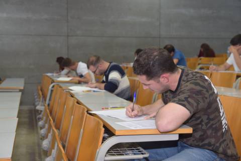 Estudiantes realizando una prueba de acceso para mayores de 25 años, en una imagen de archivo.